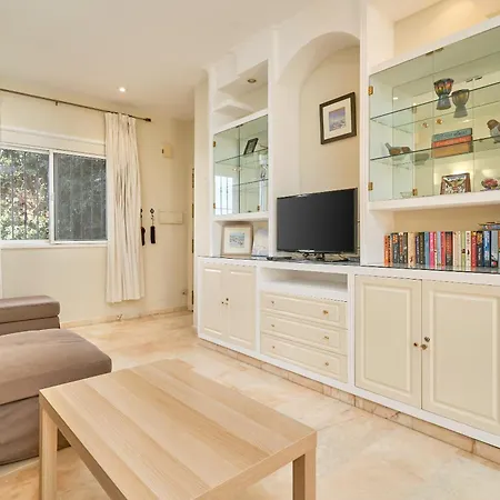 Апартаменти Poolside Нерха